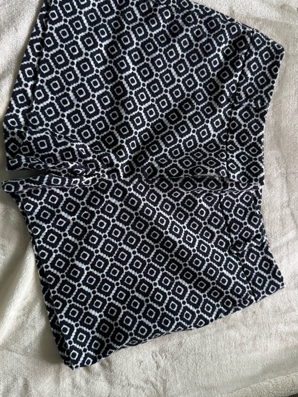 LOFT Black and White Geometric Print Women's Shorts Size 4